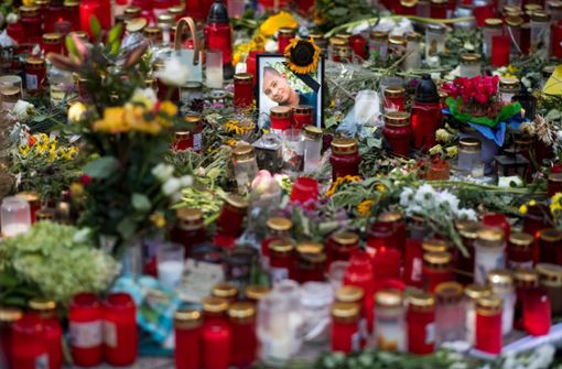 Mit Kerzen und Blumen wird dem getöteten Mann gedacht. Foto: dpa