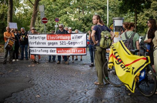 S-21-Gegner und die Gruppe Extinction Rebellion protestieren vor dem Amtsgericht Stuttgart. Foto: Lichtgut/Christoph Schmidt