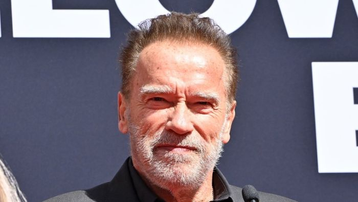 Arnold Schwarzenegger mit Gips gesichtet