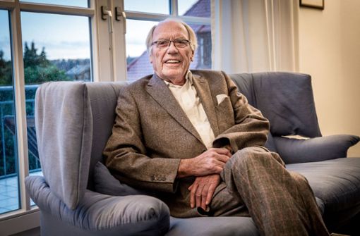 Dr. Winfried Laschner in seinem Wohnzimmer. Foto: Lichtgut/Julian Rettig