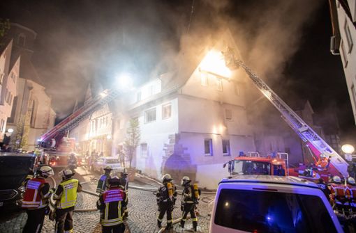 Die Feuerwehr kämpft unter  Hochdruck gegen die Flammen. Foto: 7aktuell.de/Simon Adomat