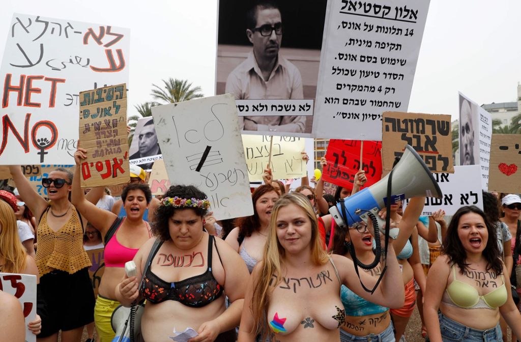 In Tel Aviv sind tausende Menschen auf die Straße gegangen, um gegen sexuelle Gewalt zu demonstrieren.