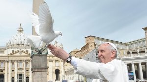 Papst Franziskus lässt zwei Tauben frei, die ihm in einem Käfig von einem Pilger während der wöchentlichen Generalaudienz auf dem Peters-Platz überreicht wurden. Foto: dpa