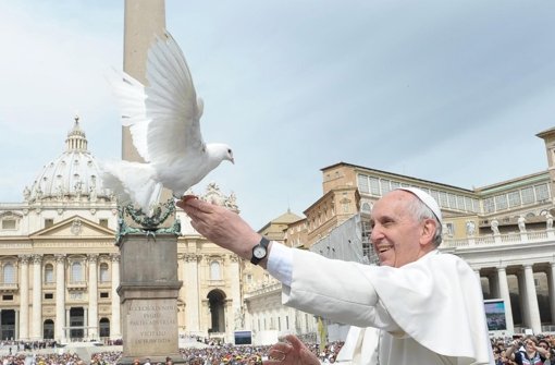 Papst Franziskus lässt zwei Tauben frei, die ihm in einem Käfig von einem Pilger während der wöchentlichen Generalaudienz auf dem Peters-Platz überreicht wurden. Foto: dpa