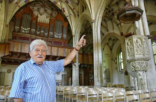 Der 80 Jahre alte Eckard Fischer führt regelmäßig Besuchergruppen durch die Marbacher Alexanderkirche. Foto: Ralf Poller/Avanti