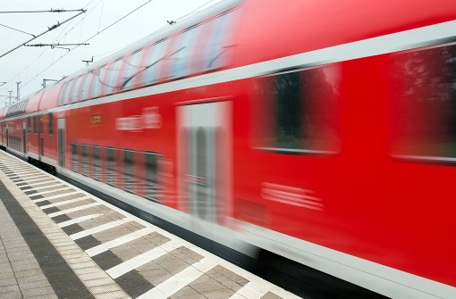 Ein 31-Jähriger wird in einem Regionalzug kurz vor Heilbronn mit einem Messer attackiert. Der unbekannte Tatverdächtige flüchtete. Foto: dpa-Zentralbild