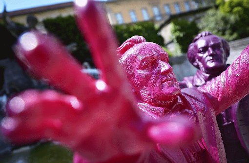 Zum Festspielstart werden 500 der bunten Wagner-Figuren des Künstlers Ottmar Hörl überall in Bayreuth platziert. Foto: dpa