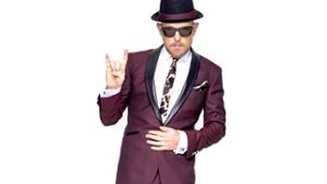 Jan Delay in typischem Outfit und Haltung Foto: promo