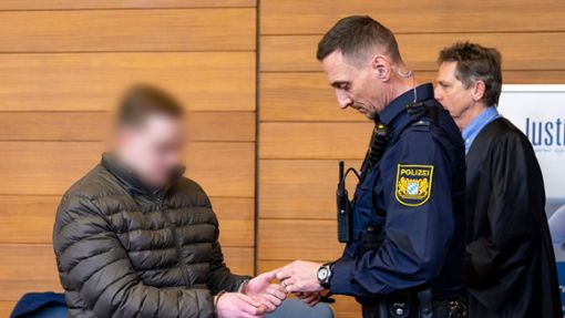 Der Angeklagte (l.) im Prozess um den Tod der Studentin Hanna ist zu neun Jahren Jugendstrafe verurteilt worden. Foto: Lennart Preiss/dpa