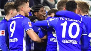 Die Schalker haben nach dem Abpfiff allen Grund zur Freude. Foto: AFP