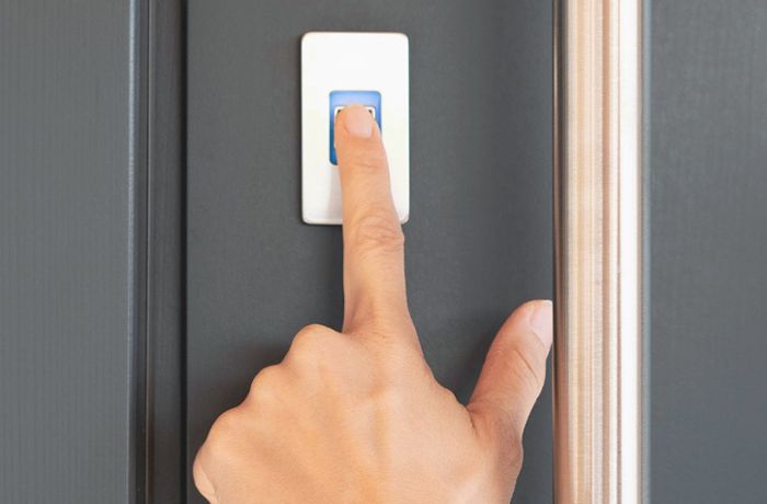 Der ekey dLine Fingerprint überzeugt mit intuitivem Touch Sensor. Zudem machen zahlreiche Funktionen wie individuelle Zeitfenster oder Fernzugriff die Haustür smart.