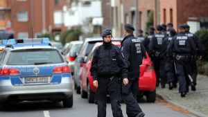 Im Zusammenhang mit den Terroranschlägen von Paris hat die Polizei am Dienstag in Alsdorf bei Aachen mehrere Verdächtige festgenommen Foto: dpa