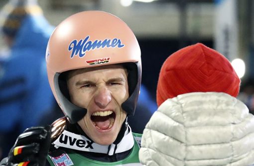 Karl Geiger jubelt über seinen zweiten Platz. Foto: AP/Matthias Schrader