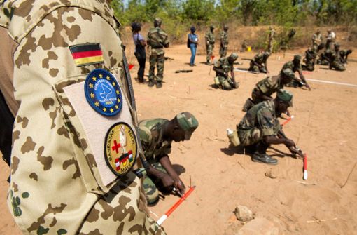 Ein Bundeswehrsoldat bildet malische Soldaten aus. Foto: dpa