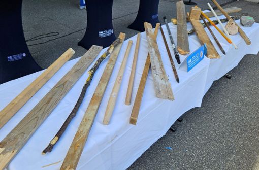 Nach den Ausschreitungen stellte die Polizei Holzlatten und andere Gegenstände sicher. Foto:  