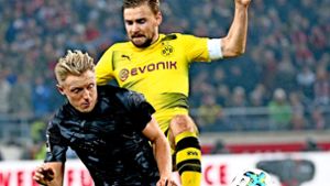 Auch im Rückspiel gegen Borussia Dortmund am Ball: VfB-Abwehrspieler Andreas Beck (li.). Foto: Baumann