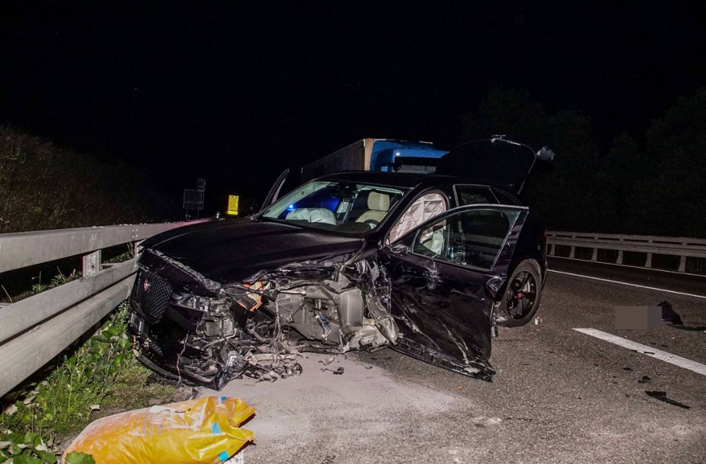 In der Nacht zum Dienstag hat eine Jaguar-Fahrerin einen heftigen Crash verursacht.