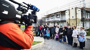 Am Mittwoch treffen sich in Zazenhausen zahlreiche Geschädigte vor ihren halbfertigen Häusern und geben der Presse Auskünfte zum Bauskandal und zum zwangsweisen Baustopp. Foto: Max Kovalenko