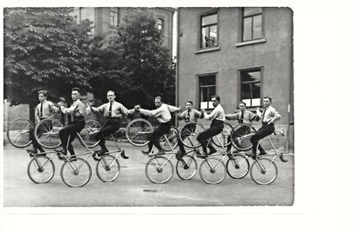 Acht Männer des Arbeiterradfahrervereins Zuffenhausen bilden einen Steuerrohrreigen. Von links nach rechts: M. Bass, K. Häfele, S. Rau, P. Endreß, P. Stocker, K. Weigle, E. Kempf und R. Schulze, 1929 Foto: Bildarchiv der Landesstelle für Volkskunde