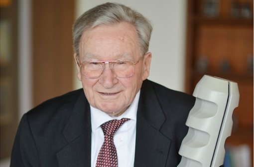 Der Unternehmer und Erfinder Artur Fischer, Gründer der Fischer-Werke, hält einen überdimensionalen Fischer-Dübel in seinen Händen. Er starb im Alter von 96 Jahren. (Archivbild) Foto: dpa