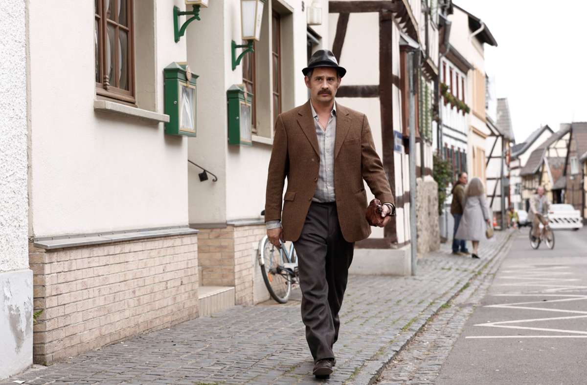 Moritz Bleibtreu als Konrad Kujau. Und auch wenn’s schwäbisch aussieht, gedreht wurde für „Faking Hitler“ nicht in Bietigheim-Bissingen. Foto: /RTL+/Georg Wendt