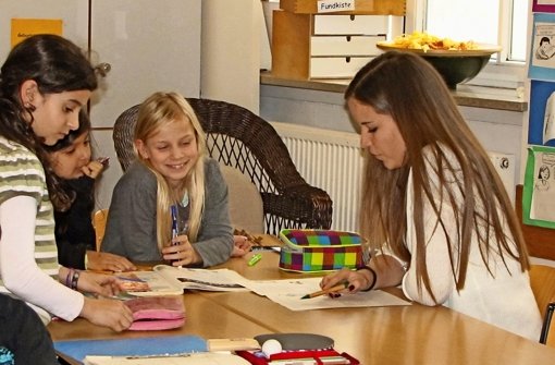 Emilia Mikulic (rechts) macht es Spaß, mit Kindern zu arbeiten. Foto: Sophia Jedrzejczak