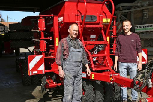 Maxime (rechts) und Jürgen Stöckle haben  auf der Albhochfläche bei Oberweckerstell mit Erfolg Kichererbsen angebaut. Foto: Claudia Burst