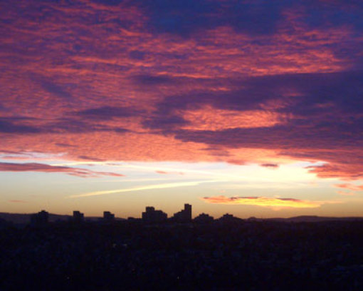 Sonnenaufgang in Neugereut: Blick auf die Silhouette von Freiberg. Foto: Leserfoto: bruddler