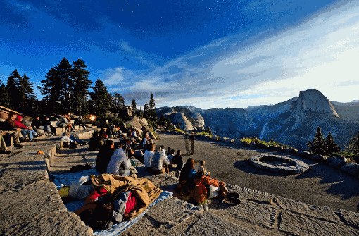 Auf Steinen sitzend betrachten die Besucher die spektakuläre Landschaft im Yosemite-Nationalpark. Foto: Andreas Hub/California Travel Tourism