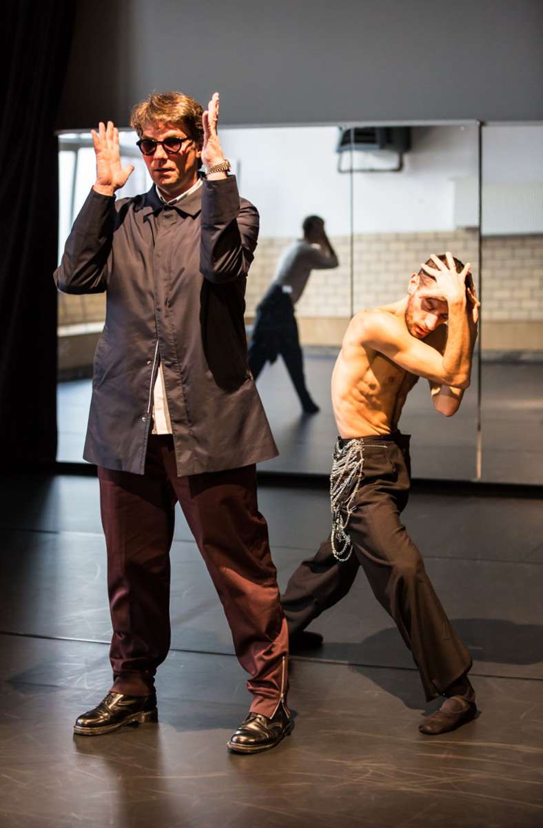Marco Goecke probt für sein neues Stück „Yesterday’s Scars“ mit Tänzern von Eric Gauthier in Stuttgart. Foto: Jeanette Bak/GD