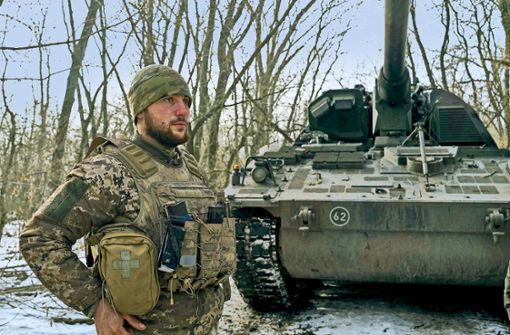 Ein ukrainischer Soldat steht in seiner Stellung an der Frontlinie in der Nähe von Bachmut in der Region Donezk. Foto: dpa/Libkos