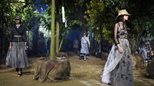 Die Dior-Kollektion zeigte die Designerin Maria Grazia Chiuri im Grünen – und zwar auf der Pferderennbahn Longchamp. Foto: AFP/CHRISTOPHE ARCHAMBAULT