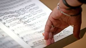 Die Dirigentin hat alle Stimmen in ihrer Partitur auf einen Blick. Foto: factum/Granville