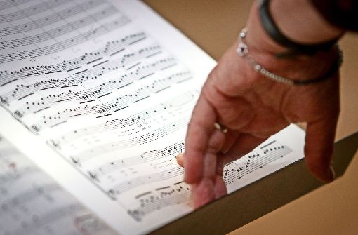 Die Dirigentin hat alle Stimmen in ihrer Partitur auf einen Blick. Foto: factum/Granville