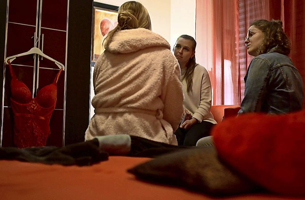 Rebekka Gärtner (Mitte) und Nora Triantafiludis (rechts) von der Beratungsstelle „Rahab“ kümmern sich um die Frauen, die in der Prostitution arbeiten. Foto: Deutsche Fernsehlotterie