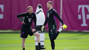 Torwart Manuel Neuer (r) soll dem fragilen Bayern-Gebilde wieder Stabilität geben. Foto: Sven Hoppe/dpa