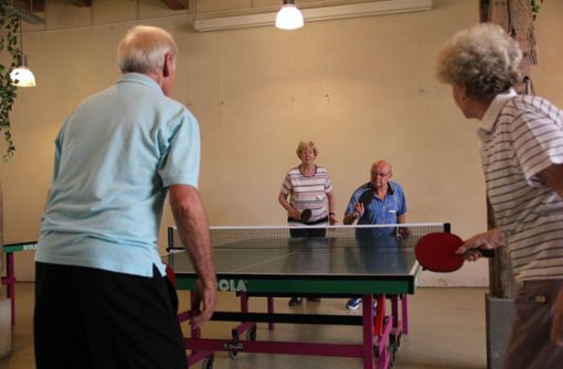 Bewegung und Geselligkeit: Senioren beim Tischtennis. Foto: /Benjamin Bauer