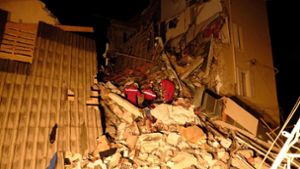 Haus stürzt nach Explosion ein – Menschen verschüttet
