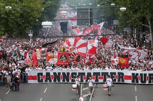 Die Karawane Cannstatt ist am Sonntag vor dem Saisonauftakt des VfB Stuttgart gegen Köln vom Bahnhof Bad Cannstatt zur Mercedes-Benz-Arena gezogen. Foto: Pressefoto Baumann
