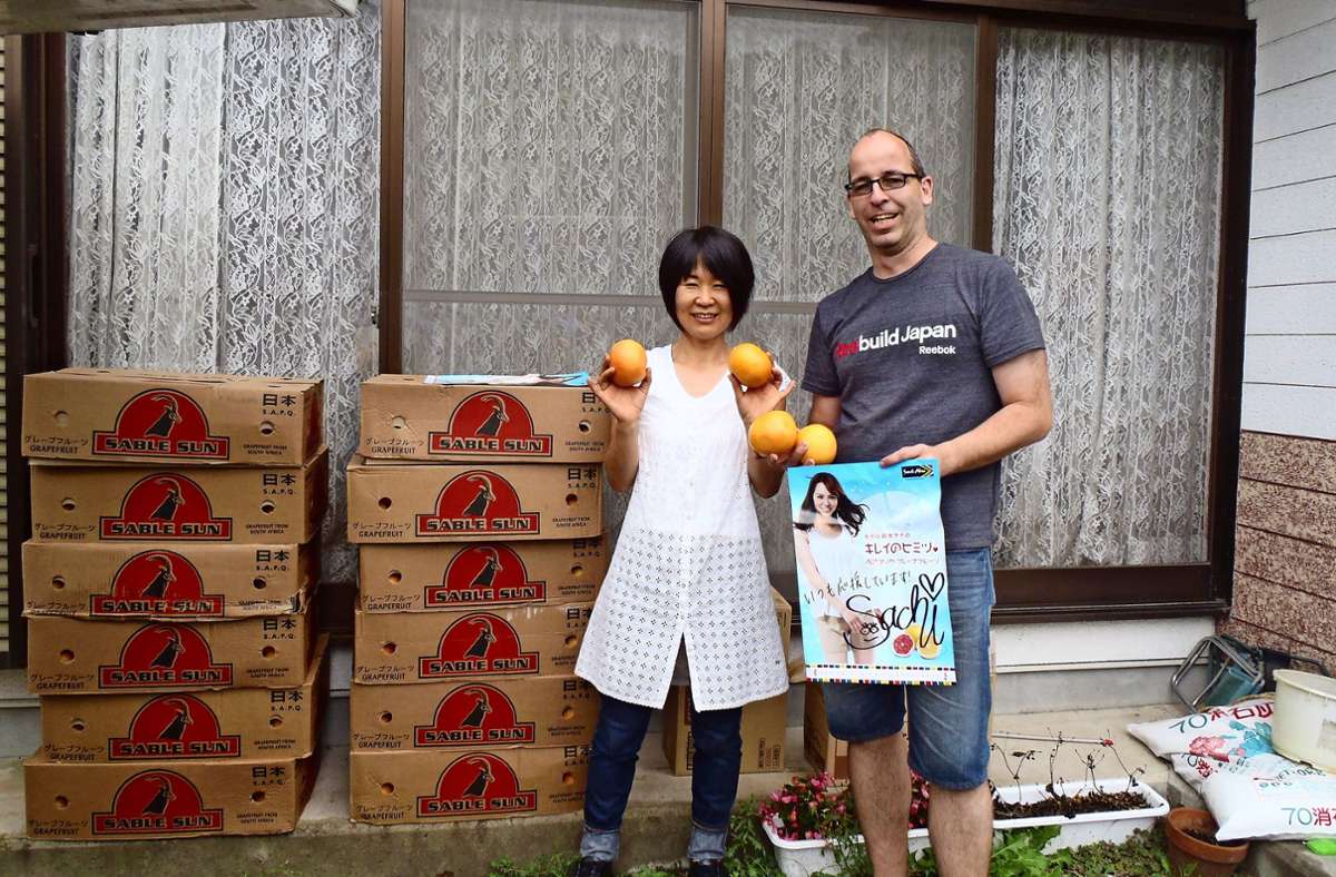 Wolfgang Bierer 2011 im japanischen Minamisanriku beim Verteilen von Orangen. Foto:  