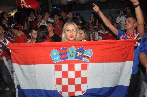 Kroatische Fans feiern in Stuttgart den Sieg ihrer Mannschaft bei der Fußball-EM 2016. Foto: Andreas Rosar
