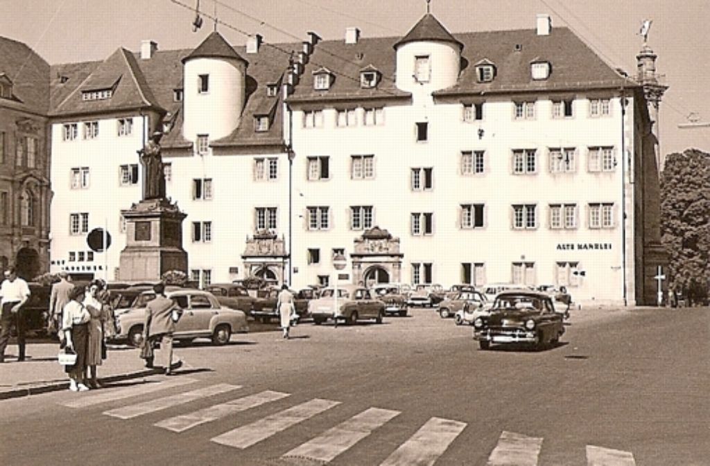 Der Schillerplatz mit der Hof-Apotheke (links in der Alten Kanzlei) im Jahr 1958