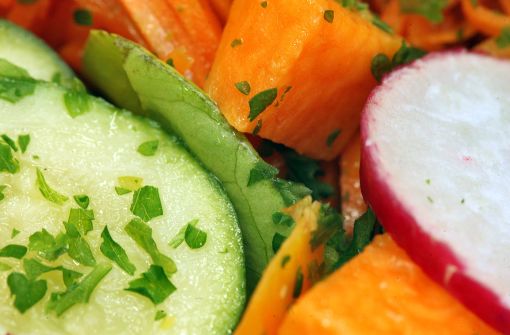 Auch an Gemüse haften Keime, die Durchfall verirsachen können – etwa Sprossen, Tomaten, Paprika und Salat. Foto: dpa