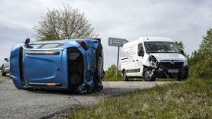 Unfall zwischen Renningen und Rutesheim: Ein Dacia wird gerammt und kippt auf die Seite. Foto: SDMG//Dettenmeyer