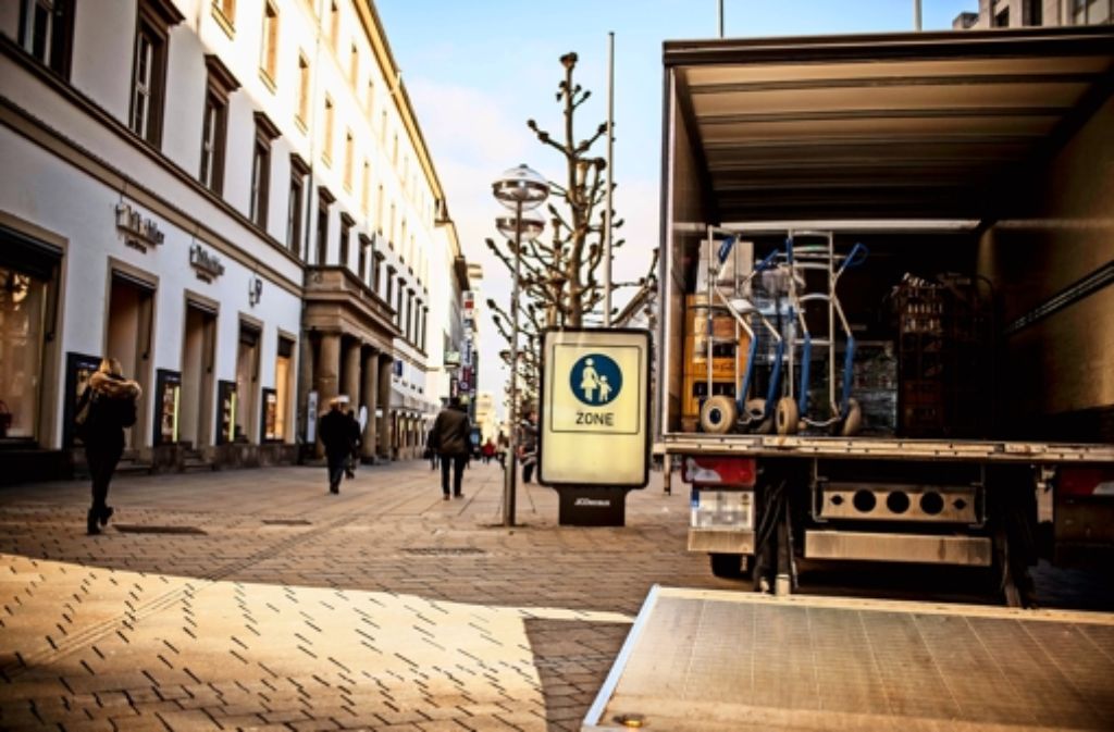 In der Königstraße könnten zumindest Pakete mit dem Lastenfahrrad statt dem Lkw ausgeliedert werden Foto: Lichtgut/Leif Piechowski