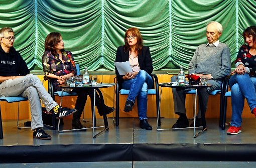 Achim Seiter (links), Gundula Schmid (Zweite von links), Sabine Löw (rechts) und Klaus Berger haben sich den Fragen von Karin Götz gestellt. Foto: avanti