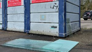 Ein häufiges Bild an Glascontainern: Was nicht ins Einwurfloch passt, wird einfach daneben gestellt. Das ist strafbar. Foto: Johannes M. Fischer