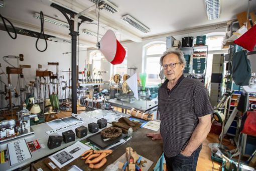 „Loser-Würfel“ und weitere zu sammelnde Werke: Klaus Illi in seinem Atelier in Kemnat. Foto: Roberto Bulgrin