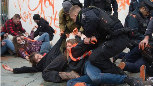 Die Proteste der Letzten Generation – hier vor dem Bundeskanzleramt in Berlin – halten auch die Polizei in Schach. Foto: dpa/Paul Zinken
