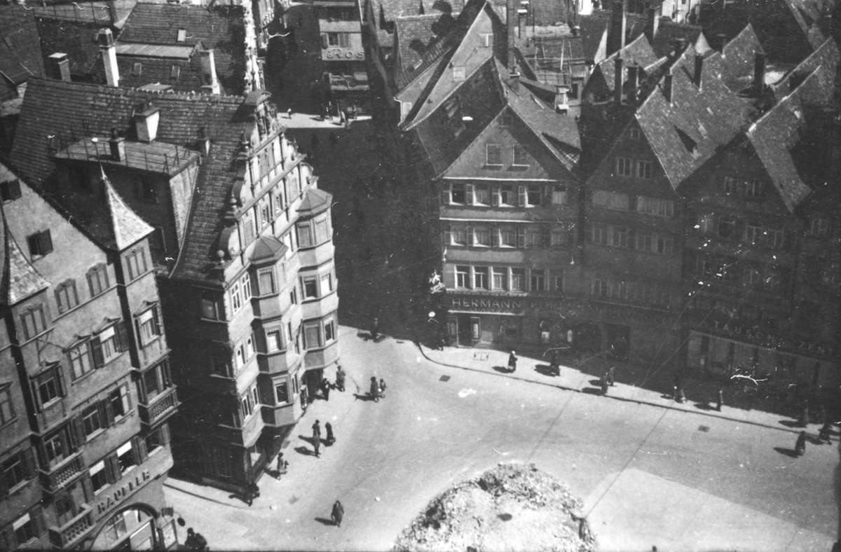 Hauptsache, das Leben geht irgendwie weiter: Schutthaufen auf dem Marktplatz im Frühjahr 1944. Weitere Bilder von Kriegszerstörungen im Stadtbild zeigt die Fotogalerie.